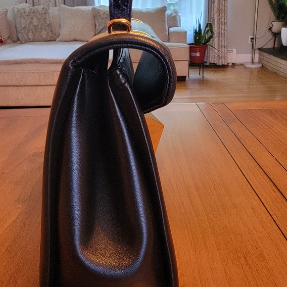 Elegant Black and Gold Women's Handbag - Picture 9 of 11